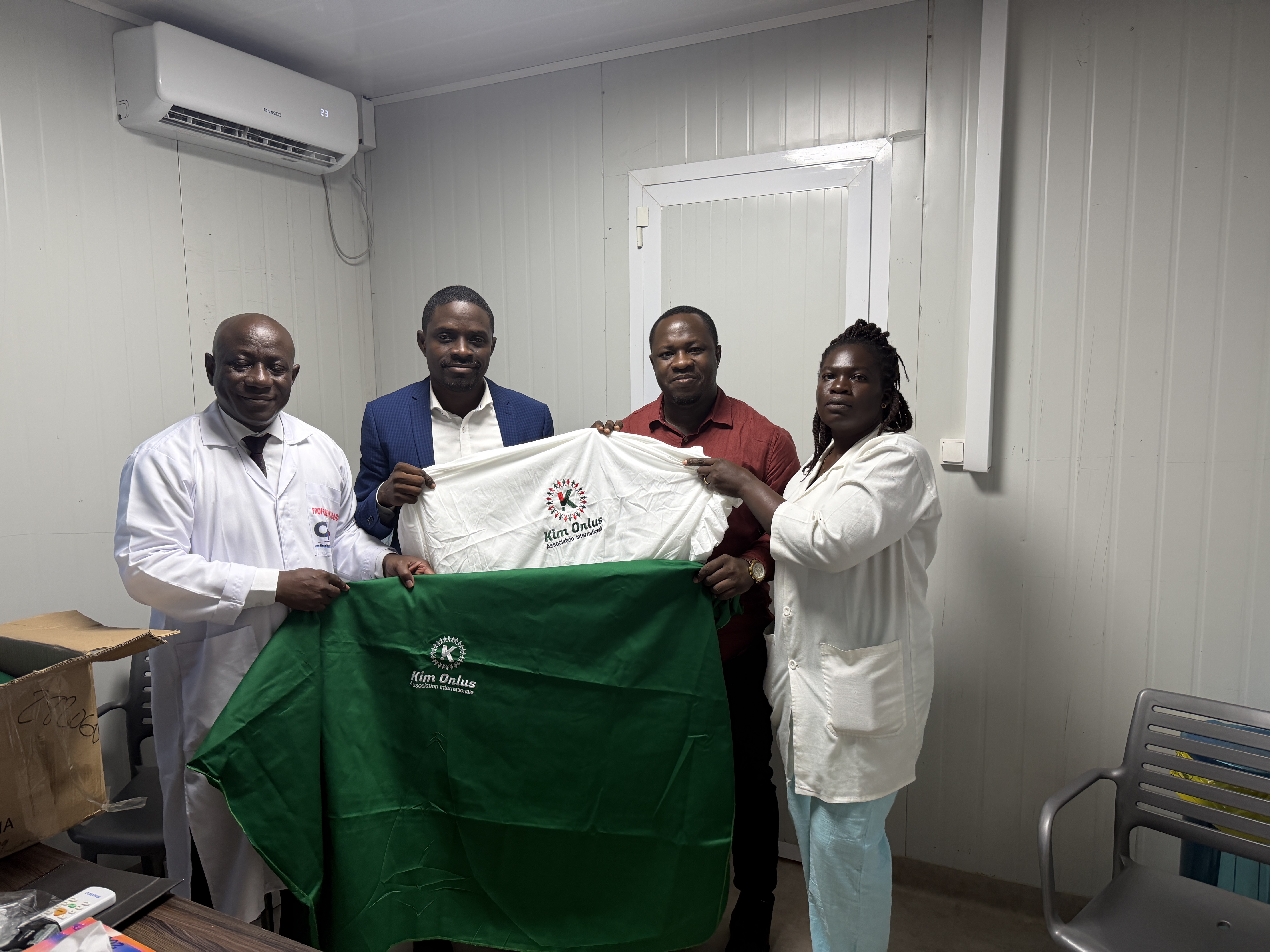 Kim Onlus offre des draps et couvre-lits au CHU de Bouaké pour améliorer les conditions d'hospitalisation des enfants