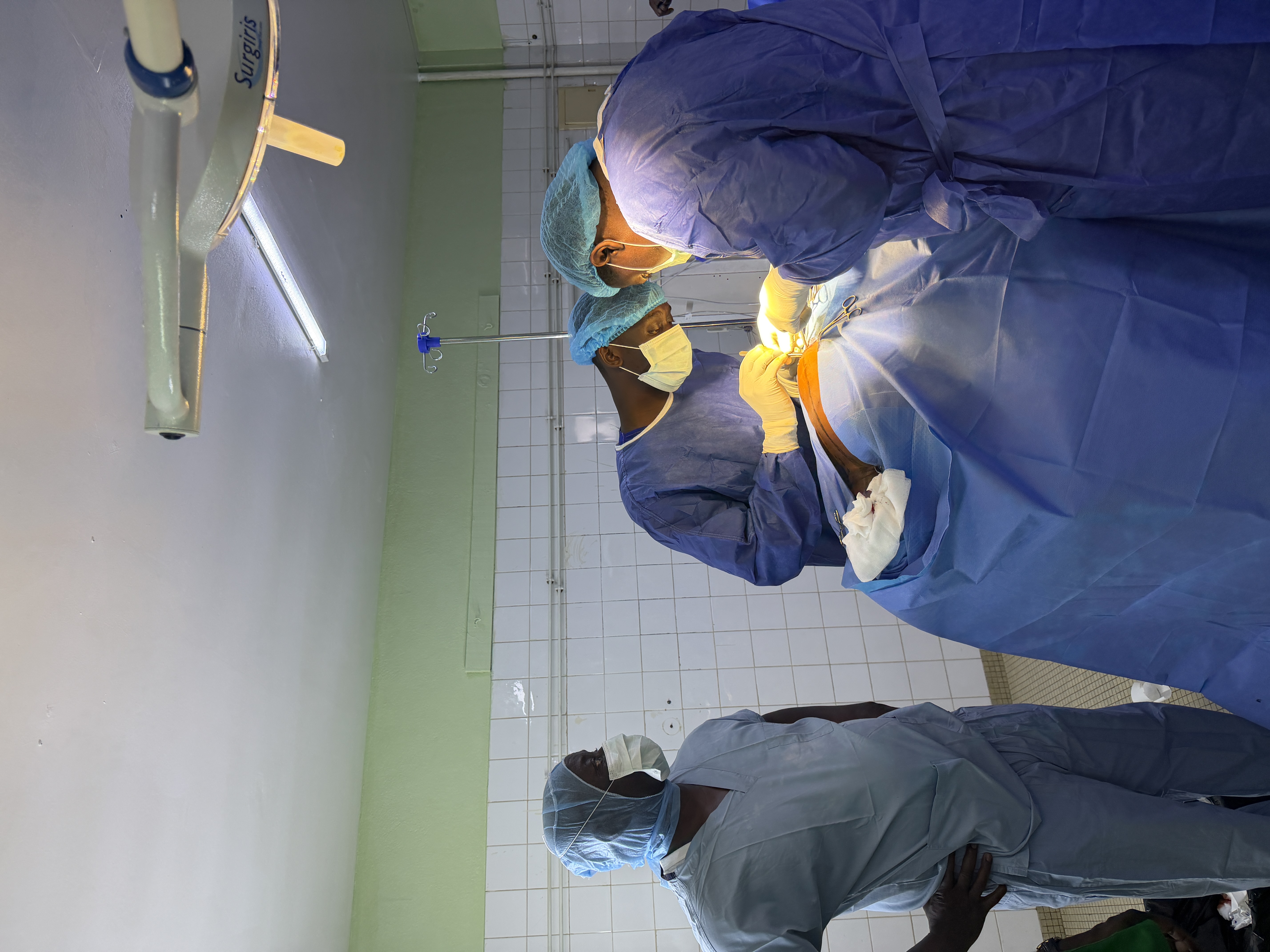 19 enfants opérés : la 5ᵉ campagne humanitaire de Kim Onlus redonne espoir au CHU de Bouaké